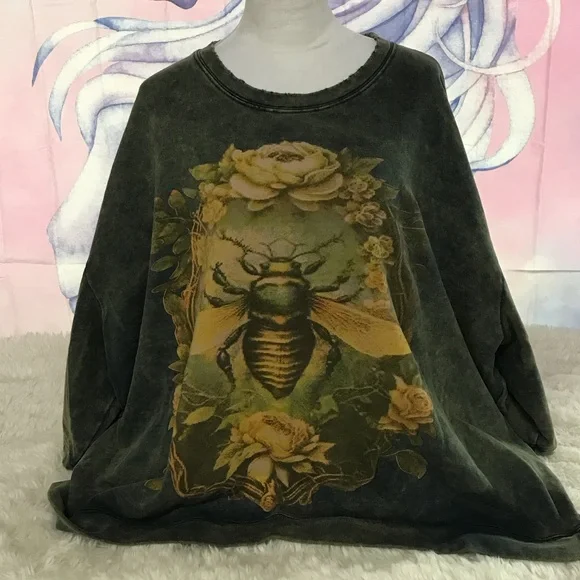 Jaded Gypsy
Green Sweatshirt with Bee and Floral Design - Picture 1 of 9